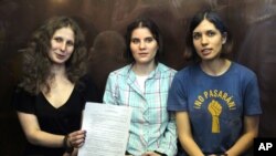 Thành viên của nhóm Pussy Riot (từ trái): Maria Alekhina, Yekaterina Samutsevich, và Nadezhda Tolokonnikova