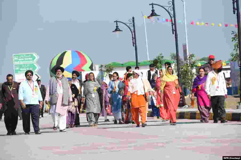 بھارت سے سکھوں کی بڑی تعداد کرتار پور راہداری کے ذریعے بابا گرو نانک کے مزار تک پہنچے ہیں۔