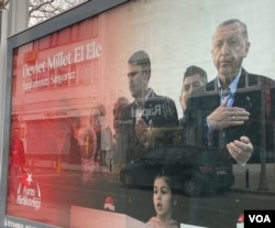 Erdoğan ile birlikte olunan afişlerde Cumhurbaşkanı’nın adı hiç yazmazken, büyük puntolarla “Murat Kurum” adına yer veriliyor.