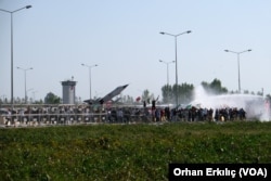 İncirlik Hava Üssü’ne girmeye çalışan kalabalığa polis biber gazı ve tazyikli su ile müdahale etti.