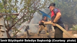 Türkiye'de Çanakkale, Bolu, Manisa ve İzmir'de çıkan yangınlarla mücadele devam ediyor.