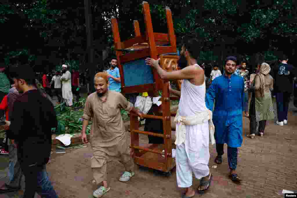 یوشمېر معترضینو چې د شیخ حسینې واجد استوګنځي ته ننوتي وو،&zwnj; میزونه، څوکۍ او نور توکي له ځانه سره یوړل