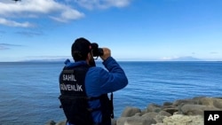 Çanakkale'nin Eceabat ilçesi açıklarında kaçak göçmenleri taşıyan lastik botun batması sonucu 7'si çocuk 22 kişi hayatını kaybetti. 