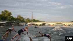 Seine Nehri'nde, Olimpiyat Oyunları öncesi planlanan bir triatlon yarışmasının yüzme ayağı sudaki kirlilik nedeniyle 6 Ağustos 2023'te iptal edildikten sonra 18 Ağustos 2023'te gerçekleşmişti.