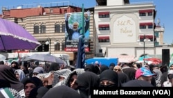 Protesto alanındaki bir binaya Haniye’nin posteri asıldı.