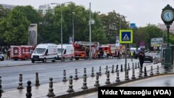 Ankara'da bu sabah İçişleri Bakanlığı önündeki bombalı saldırı girişiminin ardından bölgeye çok sayıda polis, itfaiye aracı ve ambulans sevk edildi