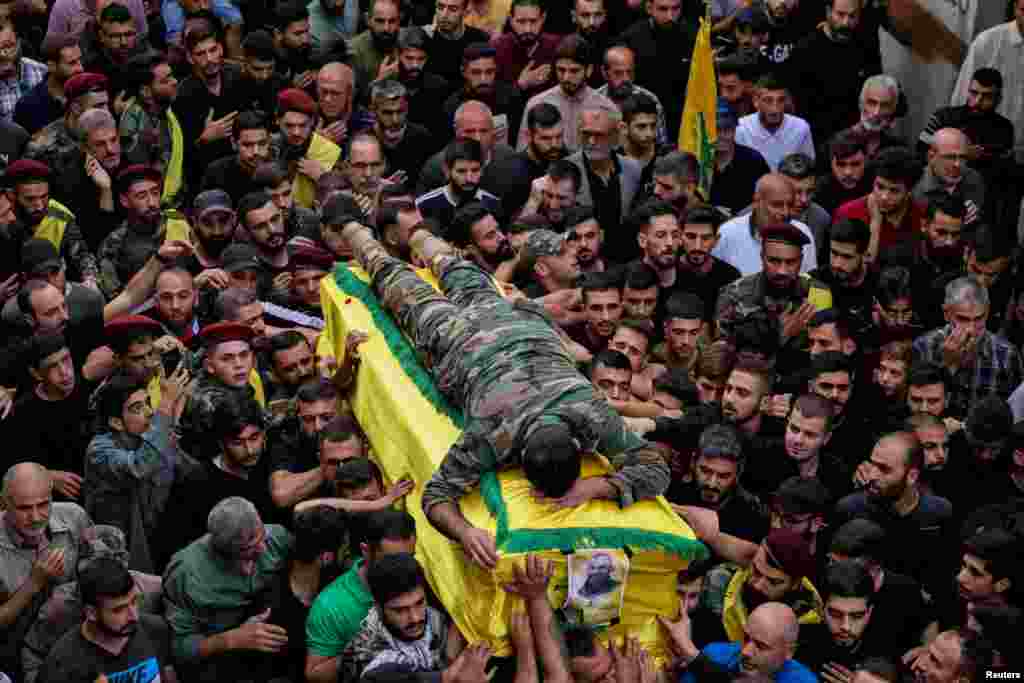 30 Ekim 2023 - İsrail ile Hizbullah arasında alevlenen çatışmalarda öldürülen Hizbullah üyesi Munir Yusuf Aşur&#39;un oğlu Nezih, babasının tabutunun üzerinden uzun süre inmedi.