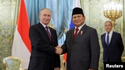 Tổng thống Nga Vladimir Putin bắt tay Tổng thống đắc cử Indonesia Prabowo Subianto trong cuộc gặp tại Điện Kremlin ở Moscow, Nga, hôm 31/7.