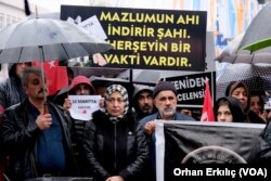 Protestoya mağdurlar ellerinde dövizlerle katıldı.