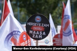 Memur-Sen, “memur ve memur emeklileri enflasyona ezdirilmemeli” talebiyle yetersiz zam artışını protesto etti.