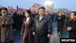 Nhà lãnh đạo Triều Tiên Kim Jong Un cùng con gái Kim Ju Ae tham dự lễ khai mạc Nhà kính Gangdong, ảnh do hãng thông tấn KCNA của Triều Tiên công bố ngày 16/3/2024.