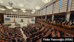 AK Parti, yeni yasama yılına girerken anayasa değişikliği için arayışlarını sürdüreceğini açıkladı. 