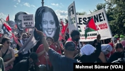 Göstericiler ellerinde çok sayıda pankart ve dövizle Kamala Harris ve Biden'ı protesto etti.