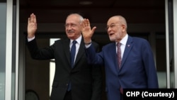 CHP lideri Kemal Kılıçdaroğlu'nu, Millet İttifakı toplantısına evsahipliği yapan Saadet Partisi Genel Başkanı Temel Karamollaoğlu karşıladı.