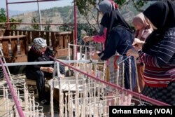 Kadınlar deprem sonrası yaptıkları işlerle hayata tutunmaya çalışıyor.