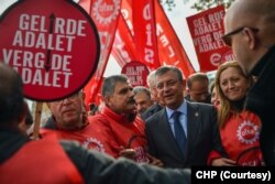 CHP Genel Başkanı Özgür Özel, DİSK’in yürüyüşüne destek verdi