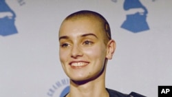 Sinead O'Connor 22 Şubat 1989'da Los Angeles'taki Shrine Auditorium'da düzenlenen 31. Grammy Ödülleri'nde.