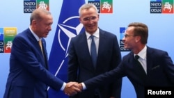 Cumhurbaşkanı Erdoğan, Vilnius’da, NATO Genel Sekreteri Jens Stoltenberg ve İsveç Başbakanı Ulf Kristersson ile üçlü toplantı yaptı.