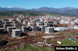 Hatay'da bir yıl sonra yeni inşa edilen konutlar.