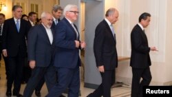 Ngoại trưởng Anh Philip Hammond, Ngoại trưởng Iran Mohammad Javad Zarif, Ngoại trưởng Mỹ John Kerry, Ngoại trưởng Đức Frank-Walter Steinmeier, Ngoại trưởng Pháp Laurent Fabius và Ngoại trưởng Trung Quốc Wang Yi đến dự cuộc họp ở Vienna, ngày 24/11/2014.