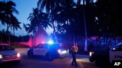 Eski Başkan Donald Trump'ın Mar-a-Lago konutunun önünde polis araçları