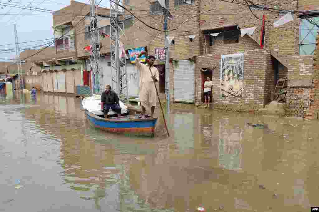 بلوچستان، سندھ اور پنجاب کے بعض علاقے&nbsp; سیلاب سے متاثر ہیں جب کہ سینکڑوں افراد زندگی کی بازی ہار چکے ہیں۔