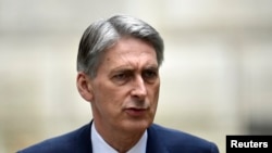 Ngoại trưởng Anh Philip Hammond yêu cầu các nước gia tăng tài trợ và các nguồn lực để giải quyết vụ khủng hoảng Ebola