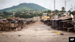 Một khu chợ vắng tanh ở Freetown trong lúc nước này thi hành lệnh đóng cửa 3 ngày để tìm kiếm những người nhiễm Ebola, 19/9/2014.