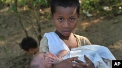 Nhiều người Rohingya bị thất tán không có công ăn việc làm, trẻ con không đi học và không thể rời các trại tị nạn vì bị hạn chế đi lại.