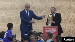 Đương kim Chủ tịch FIFA Gianni Infantino và Tổng thống Nga Vladimir Putin.