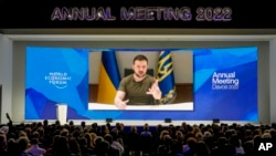 Tổng thống Ukraine, Volodymyr Zelenskyy, phát biểu qua video từ Kyiv tại Diễn đàn Kinh tế Thế giới ở Davos, Thụy Sĩ, vào ngày 23/5/2022. 