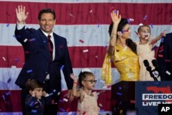 Florida Valisi Ron DeSantis seçimi yeniden kazanmasının ardından ailesiyle birlikte sahnede, 8 Kasım 2022.