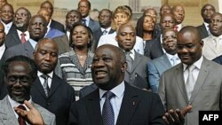 Ông Laurent Gbagbo (giữa) chụp hình với tân nội các tại Abidjan, ngày 7/12/2010. Các nhà lãnh đạo vùng Tây Phi đang hối thúc ông Gbagbo rời khỏi chức vụ tổng thống của Cote D’Ivoire để nhường chỗ cho cựu thủ tướng Ouattara