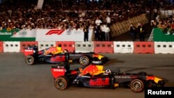 Nhóm Red Bull trình diễn trong lễ khởi động đường đua giải Công thức 1 Vietnam Grand Prix tại Hà Nội hôm 20/4/2019. Giải đua mà Việt Nam kỳ vọng bị hoãn vì dịch COVID-19 bùng phát và thành phố Hà Nội hy vọng sẽ được tổ chức vào tháng 11 này.