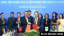 Chủ tịch Tân Hoàng Minh Đỗ Anh Dũng và Chủ tịch FLC Trịnh Văn Quyết tại một lễ ký thỏa thuận hợp tác hồi tháng 7/2020. Cả ông Dũng và ông Quyết đều mới bị bắt giam để điều tra lần lược các tội "lừa đảo chiếm đoạt tài sản" và "thao túng thị trường chứng khoán."