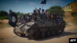 Chiến binh của nhóm Haram Boko Haram trên một chiếc xe tăng tại một địa điểm không được tiết lộ.