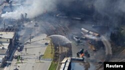 Khu vực trung tâm thị trấn Lac Megantic bị san thành bình địa khi nhiều toa xe lửa chở dầu phát nổ và bốc cháy.
