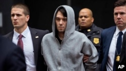 Martin Shkreli bị hộ tống bởi các đặc vụ thực thi pháp luật tại New York, thứ Năm ngày 17/12/2015.