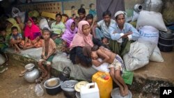 Người Hồi giáo Rohingya, vượt qua biên giới vào Bangladesh từ Myanmar, ngồi nghỉ ngơi trong một trại tị nạn Kutupalong, Bangladesh, ngày 23 tháng 10, 2017.