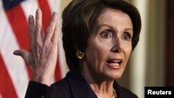 Dân biểu Nancy Pelosi, lãnh đạo khối thiểu số Hạ viện Mỹ nói chuyện với các nhà báo