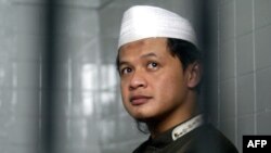 Abdullah Sunata, 27 tuổi, đọc kinh Koran trước phiên xử ở Jakarta, 29/12/2010