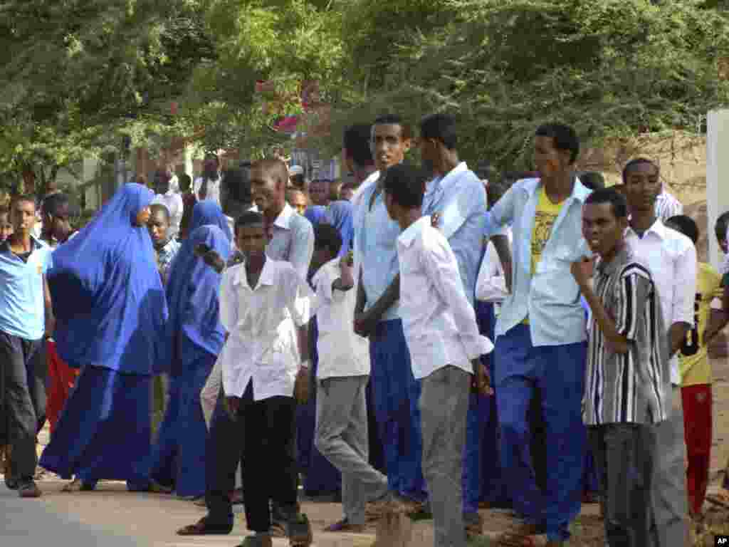 Sinh viên đứng theo dõi từ bên ngoài Đại học Garissa University College sau vụ tấn công của các tay súng Al-Shabab, ngày 2/4/2015. c