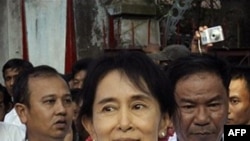 Bà Aung San Suu Kyi luôn bận rộn với các cuộc tiếp xúc với giới ngoại giao, các đại diện của Liên hiệp quốc, các chính trị gia, và các cơ quan quốc tế