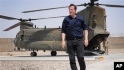 Thủ tướng David Cameron đến gặp các binh sĩ Anh trong tỉnh Helmand, Afghanistan, 18/7/2012