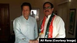 فاروق بندیال پاکستان تحریک انصاف میں شمولیت کے وقت عمران خان کے ہمراہ۔ 