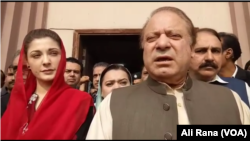 نوازشریف اور مریم نواز اسلام آباد میں احتساب عدالت کے باہر۔ فائل فوٹو