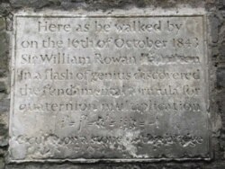 Ảnh: JP / William Rowan Hamilton Plaque / CC BY-SA 2.0