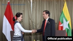 Tư liệu: Cố vấn Quốc gia Myanmar Aung San Suu Kyi và TT Indonesia Joko Widodo tại hội nghị thượng đỉnh ASEAN ở Manila, Philippines, 29/4/2017.