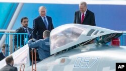 Tổng thống Nga Vladimir Putin (giữa) tại triển lãm hàng không MAKS năm 2019.