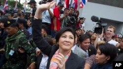 Thủ tướng Thái Lan Yingluck Shinawatra vẫy chào người ủng hộ tại Bangkok, ngày 7/5/2014.